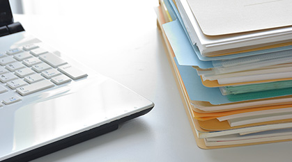 オフィス内の書類や備品、郵便物の配布