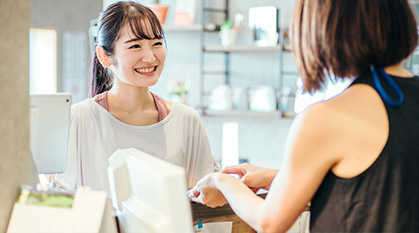 商業施設やスーパーでのサンプリング・広告