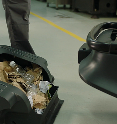 業界最高クラスの吸引力！空き缶やペットボトルなど、大きなゴミまで回収