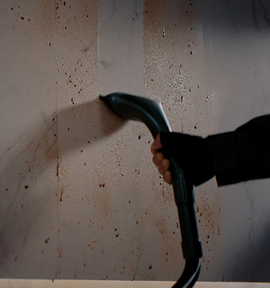 床だけじゃない！専用アタッチメント活用で窓・テーブル・壁面まで清掃