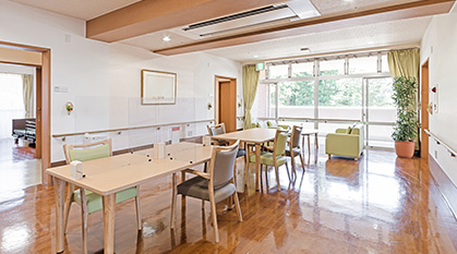 高く大きな窓がある、介護施設