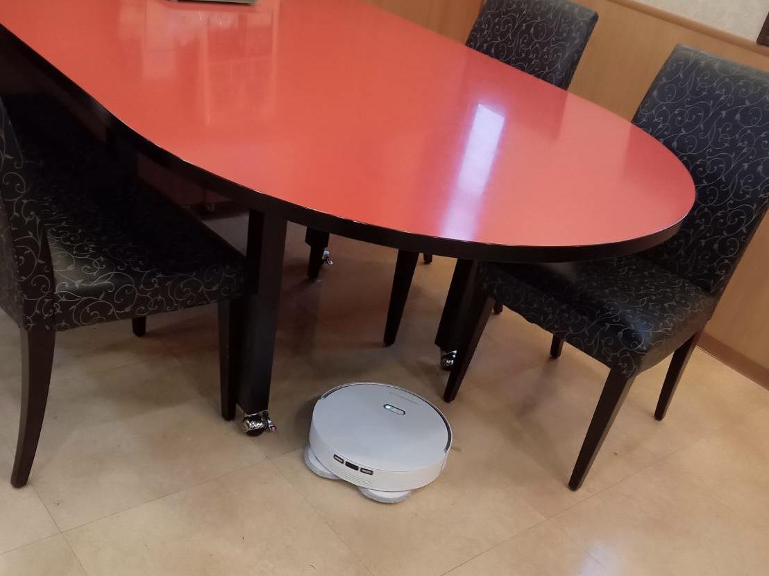 高さ8.6cmの掃除ロボットで、椅子の下もスイスイ清掃!“見落としがちな汚れ”対策で清潔な環境をキープ