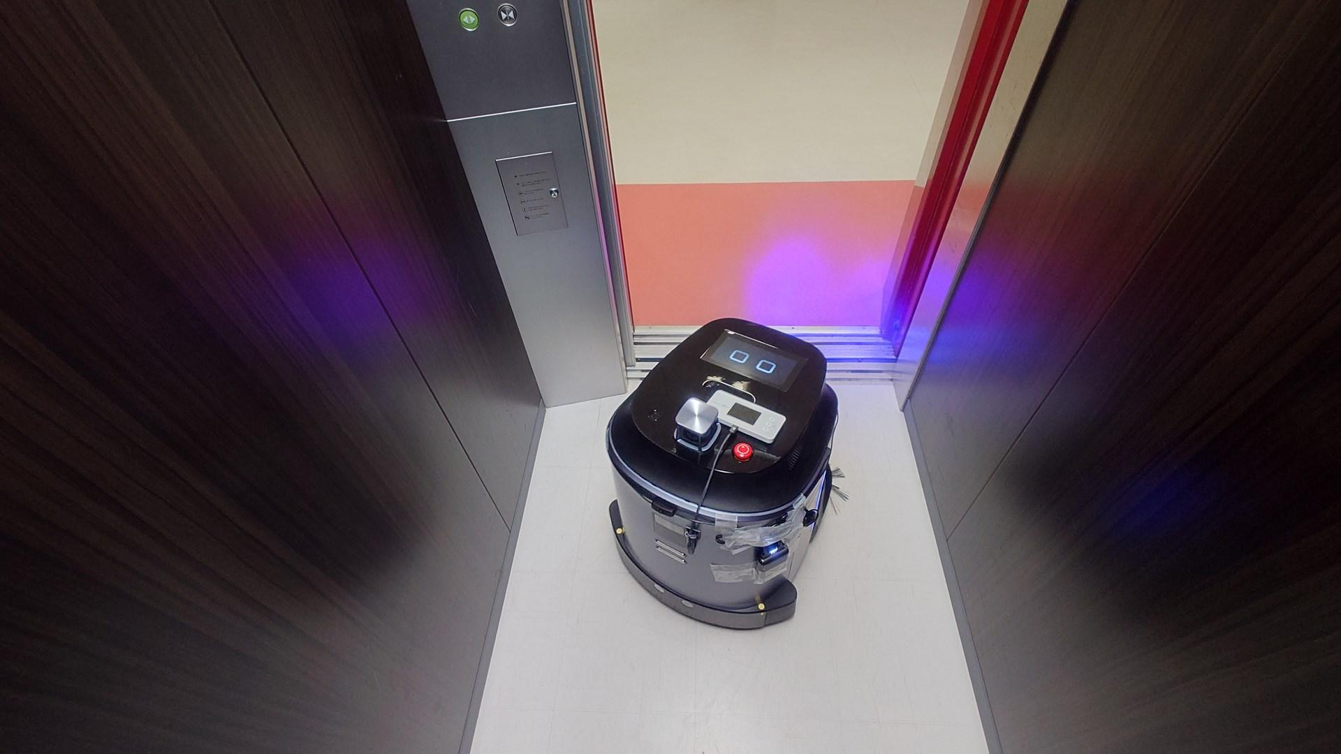 階層移動もおまかせ!エレベーター連携の掃除ロボットが実現した業務の効率化と人手不足の解消