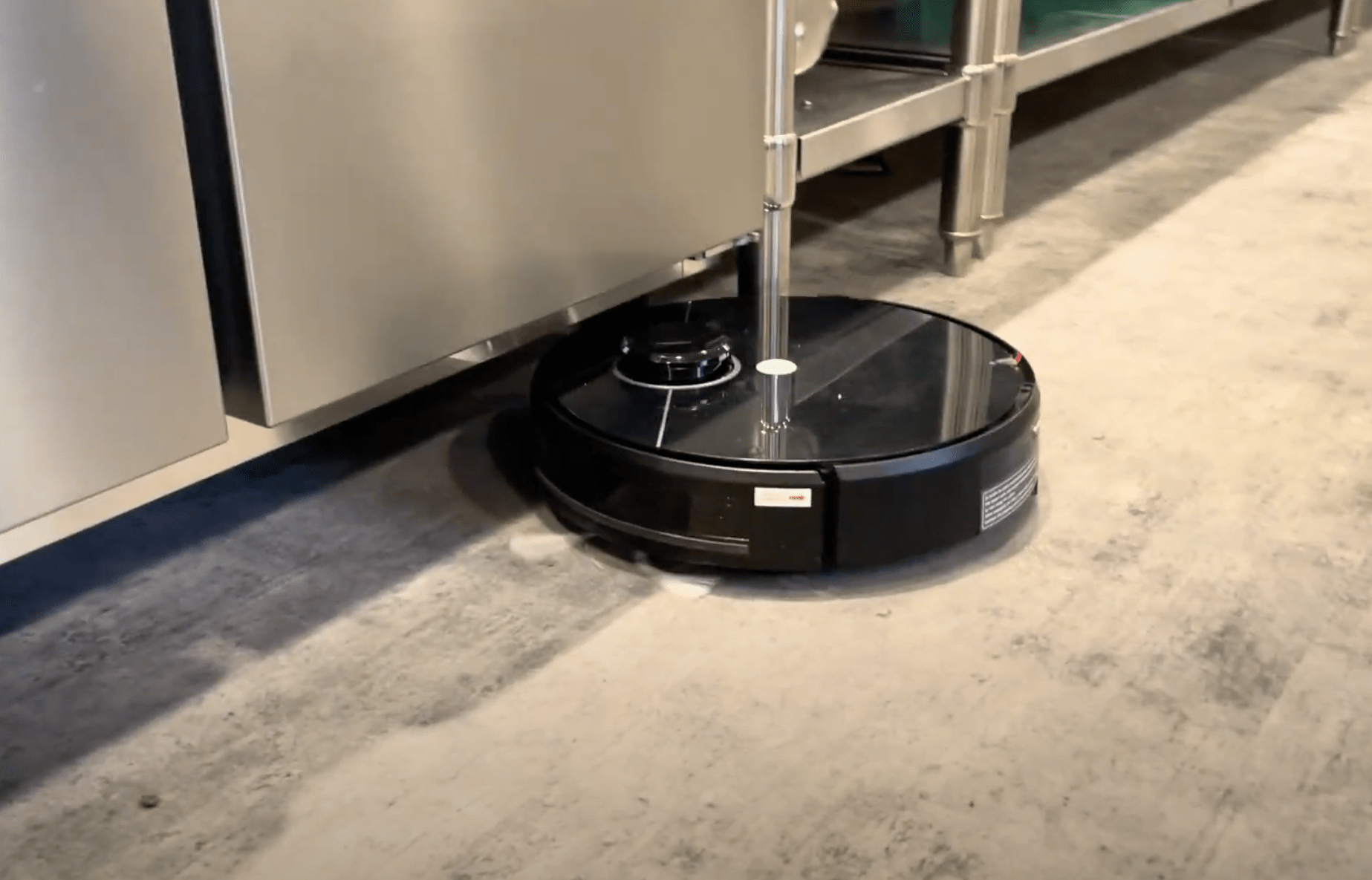 高さの低い場所までスイスイ入る!「ROBOTI」の業務用小型清掃ロボット