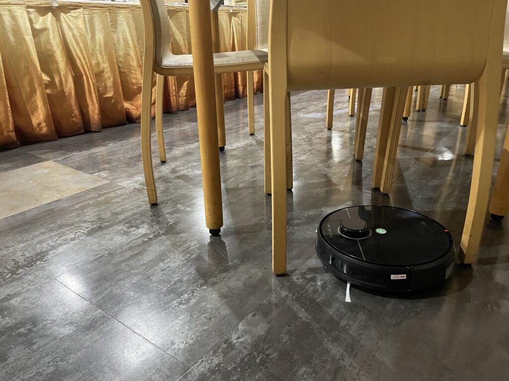 補助金活用でホテルに計17台導入！広範囲の清掃がロボットに代替され、従業員の負担が大きく軽減