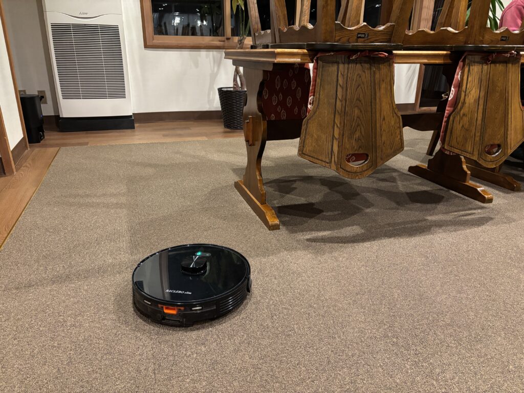 補助金活用で清掃ロボット計5台導入！複数台運用で、広い館内の細部までスムーズに清掃